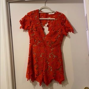 Keyhole floral lace roper